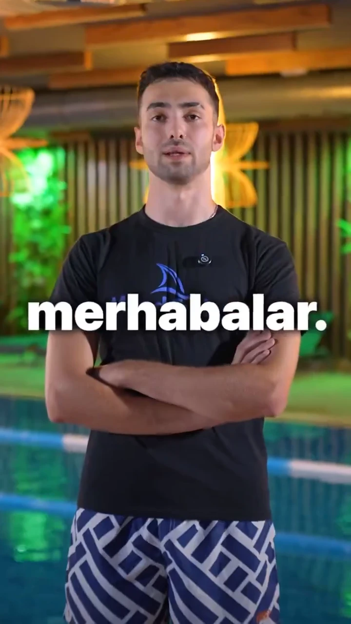 Ekibimizin değerli antrenörlerinden Yağız, 8 yıllık sporculuk geçmişi ve 3 yıllık antrenörlük deneyimiyle yüzmeyi teknik, güvenli ve keyifli bir şekilde öğretiyor 🏊‍♂️✨ Her yaştan 